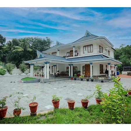 Gilead Holliday Hotel Tamarakulam Exterior photo