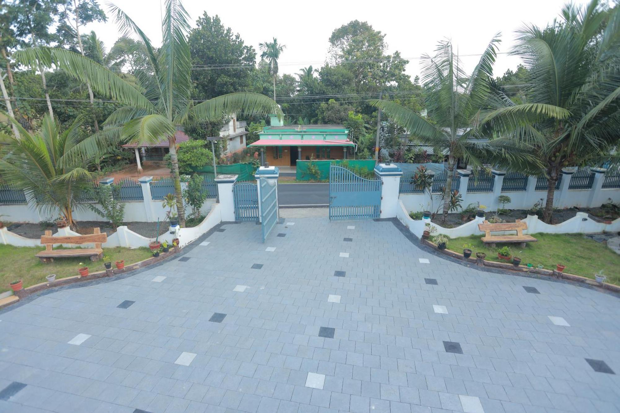 Gilead Holliday Hotel Tamarakulam Exterior photo