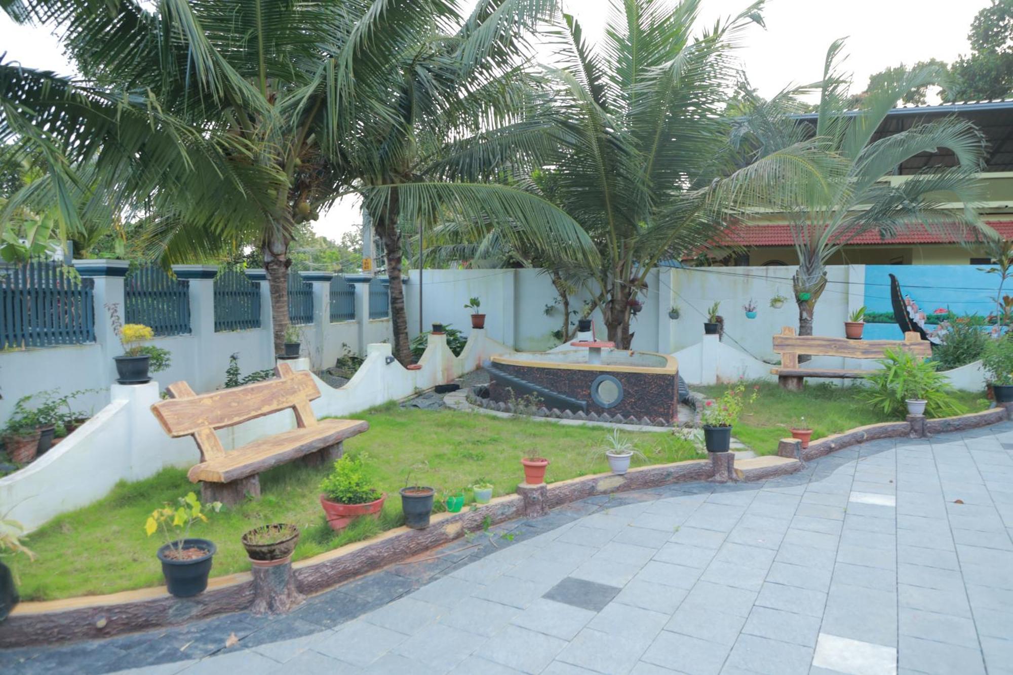 Gilead Holliday Hotel Tamarakulam Exterior photo