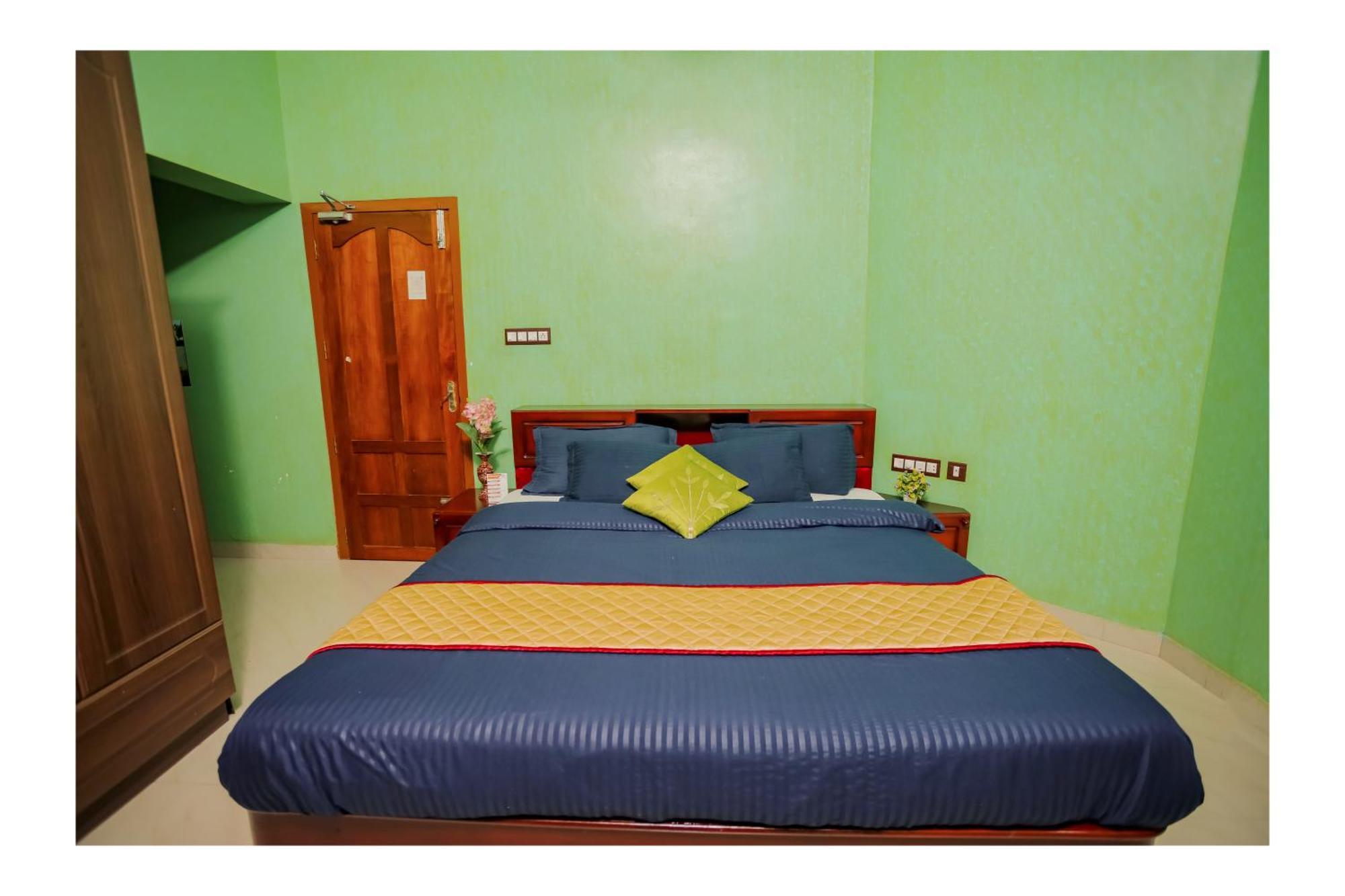 Gilead Holliday Hotel Tamarakulam Exterior photo