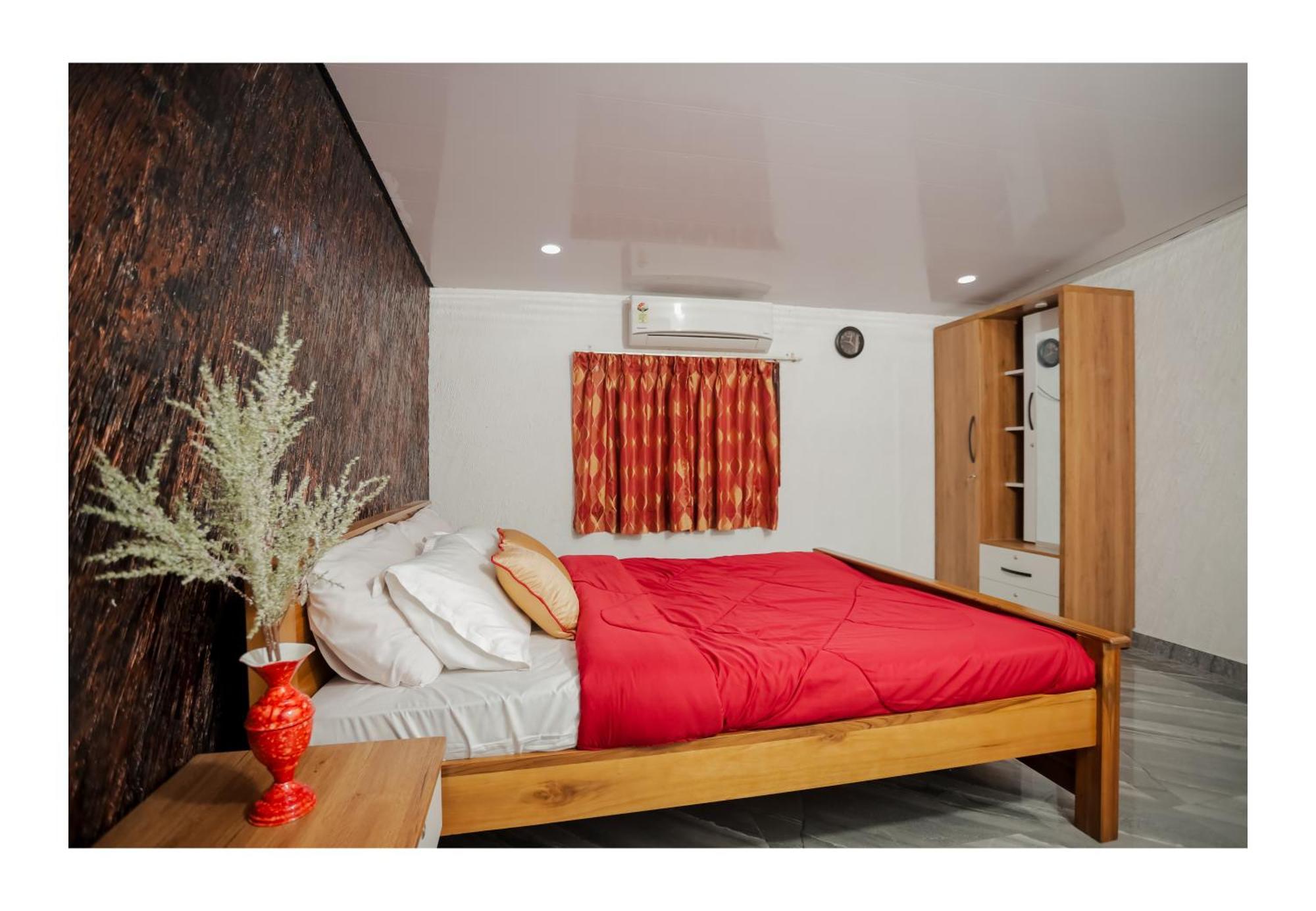 Gilead Holliday Hotel Tamarakulam Exterior photo