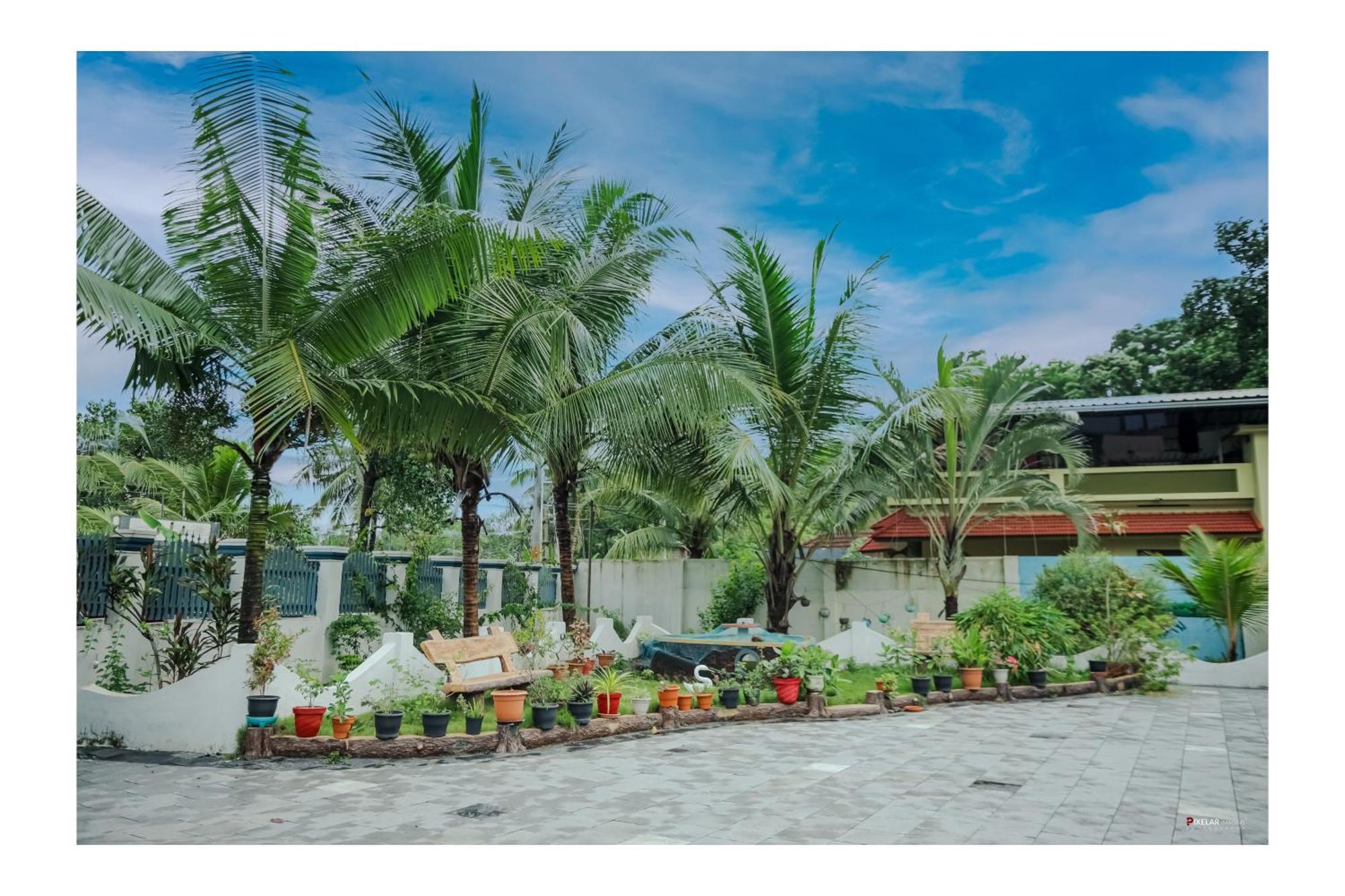 Gilead Holliday Hotel Tamarakulam Exterior photo